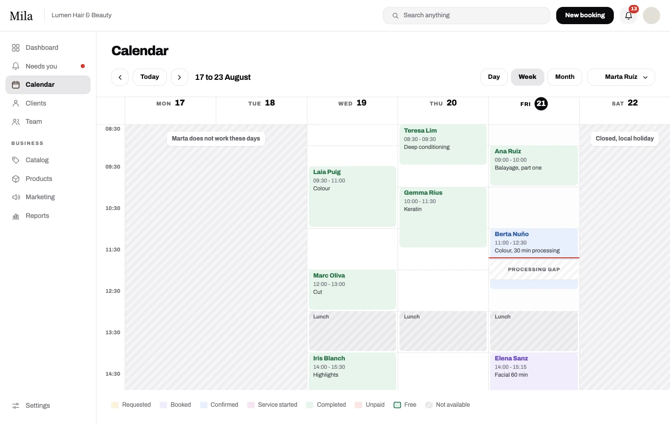 Vista de semana de la agenda para una persona del equipo, con los días que no trabaja marcados.